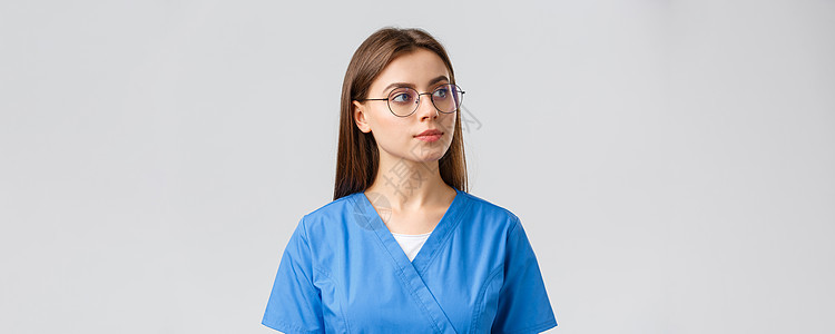医护人员 医药 保险和 covid19 流行病概念 体贴的漂亮专业女护士 戴眼镜和磨砂膏的医生 看起来很好奇 思考 观察一些东西图片