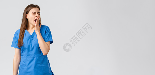 医护人员 预防病毒 保险和医学概念 疲惫的年轻女护士在医院上夜班 打哈欠 用手掌捂住嘴巴 感到困倦 精力不足女性科学暴发疫苗医师图片