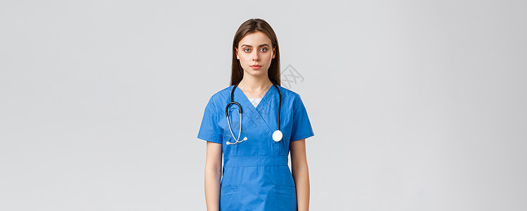医护人员 预防病毒 保险和医学概念 严肃的年轻护士 蓝色磨砂和听诊器的医生 看着相机 站在灰色背景病人实验室医师医院防护胡子防护图片