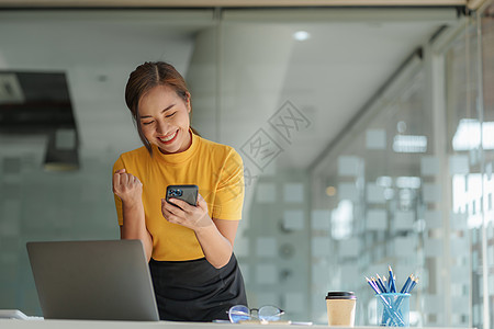 成功的商业妇女当她的商业增长和好消息时 她很兴奋 金融概念团体战略成就协议公司团队企业家职场套装同事图片