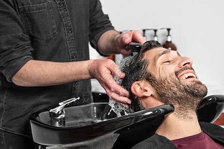 理发店 美发师在理发店洗客户头工作潮人顾客发型师胡须理发洗发水职业摄影客户图片