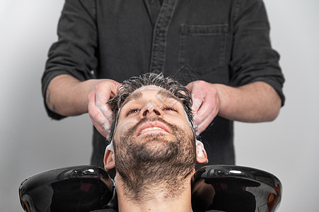 理发店 美发师在理发店洗客户头沙龙造型师客户发型治疗服务摄影洗涤头发胡须图片
