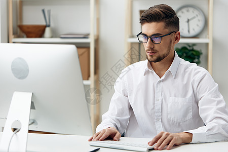 身戴眼镜的英俊商务人士坐在办公桌办公室工作技术室压力商业人士疼痛笔记本电脑商务混血脖子中年图片