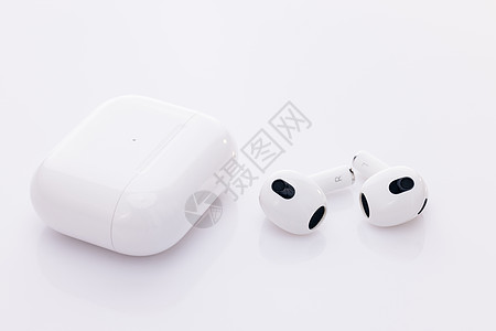 采用降噪技术的无线耳机 孤立在白色背景上的蓝牙耳机 小工具和电子设备 带充电盒的无线耳机图片
