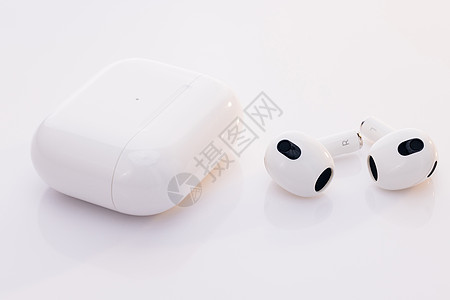 孤立在白色背景上的蓝牙耳机 采用降噪技术的无线耳机 带充电盒的无线耳机 小工具和电子设备电气耳朵音乐扬声器商业配饰金属电话互联网图片