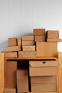 木架上堆放的纸板包装箱盒子商品建筑托盘运输仓储船运物流送货架子图片