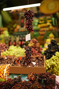 一群美味的葡萄 在市场里挂着一帮葡萄的照片图片