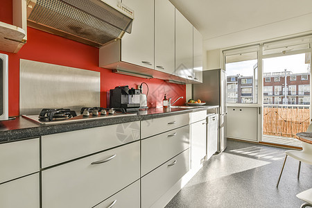 配备现代设备的厨房内置设备和凳子风格地面冰箱厨具奢华兜帽烤箱火炉住宅图片