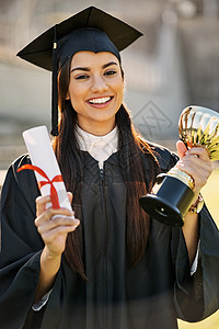 毕业日一位持有文凭和奖杯的学生的肖像 她获得了杰出的优异成绩图片