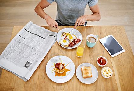 他早上的例行公事 一个男人在看早报的时候吃早餐时 被高角度拍到了图片