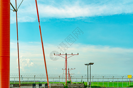 进店有礼在机场进近灯 方法光系统概念 机场跑道进近灯 机场的ALS 安全栅栏 机场的风景有绿草地和蓝天的背景