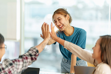 亚洲商界人士在庆祝成功的团队建设项目时互相赠送成功之手 并展示成功象征的一举一动会议工作成就战略胜利解决方案同事图表挑战投资图片