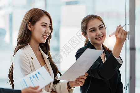 在会议室 成功的商业女郎在白板上展示了幻觉和绘制流程图 她很成功图片