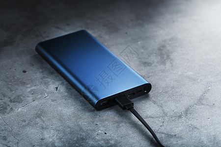与USB Cord的蓝色便携式外部电池电力银行端口桌子电缆笔记本来源累加器充电宝背景电脑活力图片