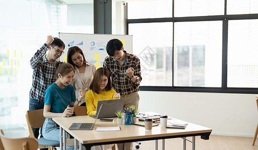 年轻的亚洲企业团队成功成就手臂举起 团队合作 团队建设或成功的商业项目概念合伙管理人员幸福商务成人伙伴公司工作会议员工图片