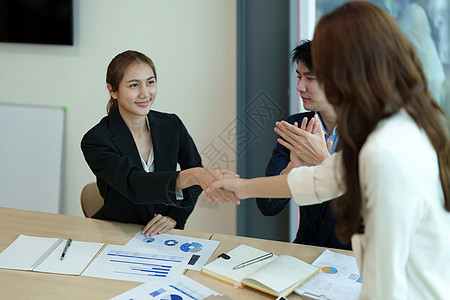 亚洲商务人士握手 结束会议 商务礼仪 祝贺 并购理念施工办公室商业联盟公司协议谈判男性标志工作图片