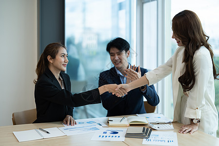 亚洲商务人士握手 结束会议 商务礼仪 祝贺 并购理念公司联盟手势办公室力量工作团队成人成功施工图片