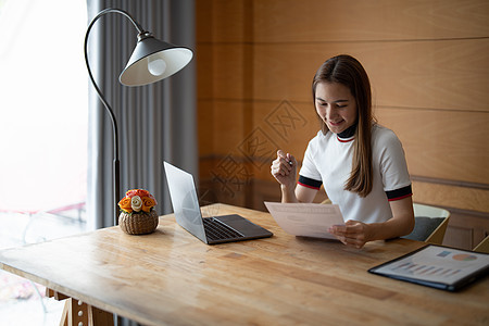 会计亚洲女性在办公桌办公室工作 用计算器计算数字 财务会计概念图片