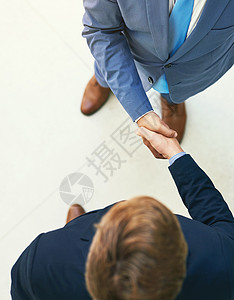 办公室伙伴关系 拍到两名商务人士握手的镜头图片