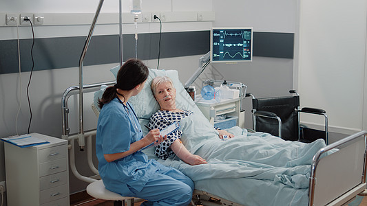 护士协助卧病在床的老年患者重症疾病速度医院治愈治疗成人退休病人房间图片