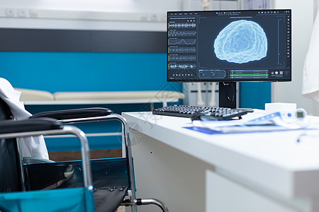 大脑医生电脑站在桌上 脑电扫描在屏幕上背景