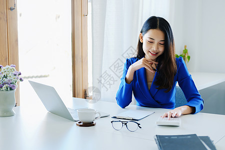 会计师 企业高管 审计师 经济学家 亚洲商业女性肖像正在使用计算器计算财务报表和投资 以评估公司的风险战略会计伙伴经济笔记本电脑背景图片