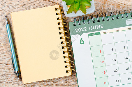 2022年6月的案头日历和日记 还有木本上的小工厂图片