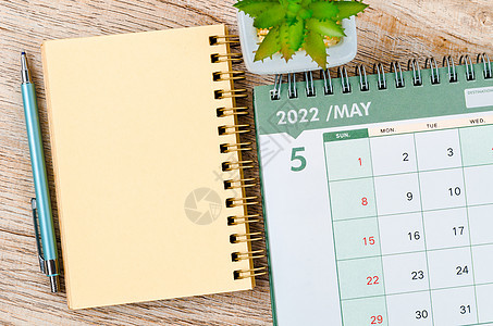 2022年5月的案头日历和日记 还有木本上的小工厂图片