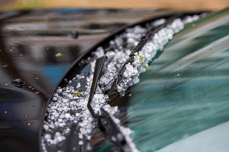 夏季暴风雨过后黑车头盖上的小冰球挡风玻璃雷雨运输天气危险引擎盖汽车灾难事故低温图片