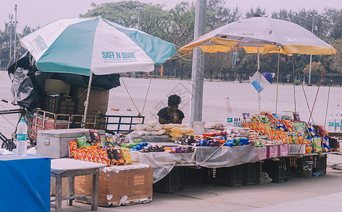 路边小吃摊或街头小吃店展示 在炎热的夏天出售食品和饮料 印度 南亚太平洋 2022 年 3 月 22 日城市水果顾客地标职业热饮图片