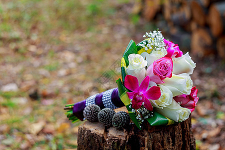 紧紧的婚礼花束婚姻庆典植物接待新娘乐队玫瑰假期花瓣卡片图片