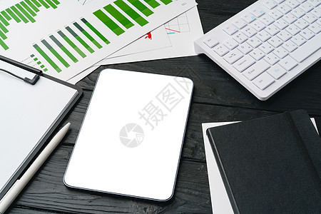 办公室用品和办公桌上数字平板电脑日记笔记本屏幕桌子商业设计师工具金融空白高架图片