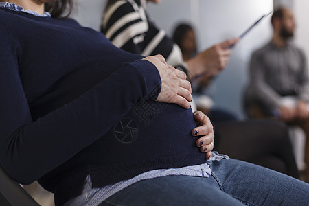 怀孕的招工近身紧贴着手在肚子上抽打图片