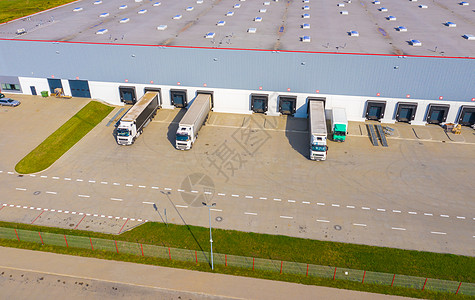 空中最顶端的景象是卡车和货运拖车在标识中心卸载送货车辆运输仓库库存零售市场建筑贮存鸟瞰图图片