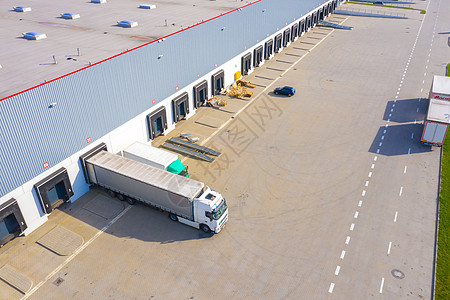空中最顶端的景象是卡车和货运拖车在标识中心卸载送货商业航班鸟瞰图金融市场贮存命令船运建筑图片