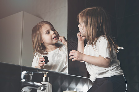 美少女用奶油做皮肤保护的肖像 漂亮小孩清洗或润滑她的皮肤治疗女儿太阳防晒霜洗剂孩子女士护理女孩女性图片