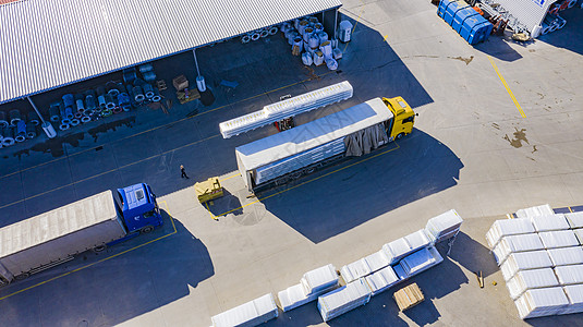 叉车将货物从仓库运到卡车室外 空中 最高视线图片