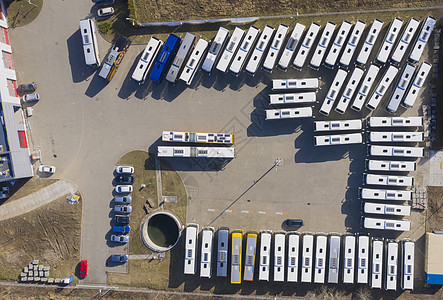 对公共汽车和卡车停车场的鸟瞰图 交通主题的工业背景图片