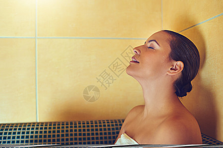 完全放松 一个年轻女人在浴缸里洗澡时 在温泉疗养所被割伤图片