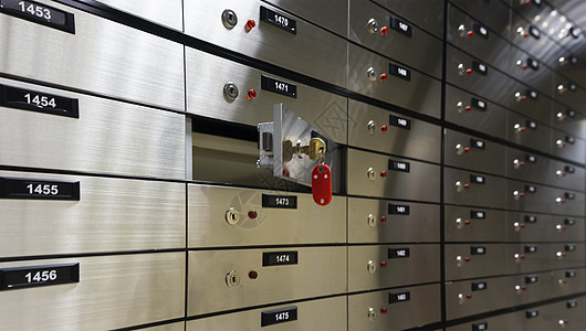 银行保险库内的安全保管箱 开着有钥匙的存款箱保护银行锁孔店铺贮存帐户反射金库金融银行业图片