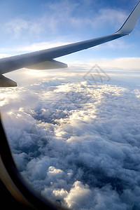 飞行时从飞机的窗口看到云和天空在飞行中天线玻璃旅行航班框架窗户天气预报蓝色地球图片