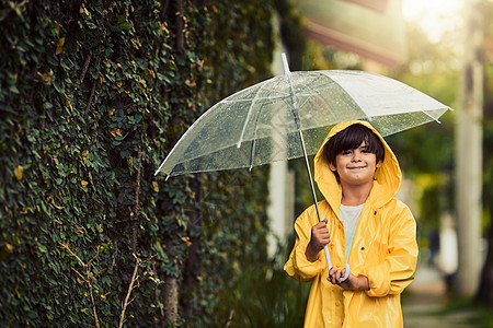 等待雨后彩虹的到来 在雨中被一个可爱的小男孩给割伤了图片