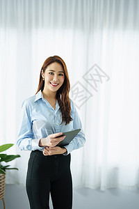 创业者 业主 会计 开业小企业肖像等亚洲人在办公室里拿着一张微笑的平板牌片零售客户成功人士商务解决方案员工伙伴营销幸福图片