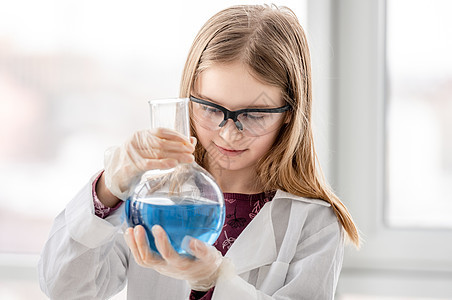 学化学课的女生教育烧瓶显微镜女性班级科学家学校生物学女学生学习图片