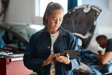 您的知识越多样化 您可以帮助的客户就越多 在汽车维修店工作时使用数字平板电脑的女性机械师的镜头图片