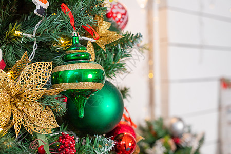 圣诞球挂在白雪皑皑的枞树上 许多五颜六色的球花环发光的灯和树枝上的红色浆果洒上了雪 喜庆的传统装饰风格云杉礼物季节庆典卡片假期丝图片