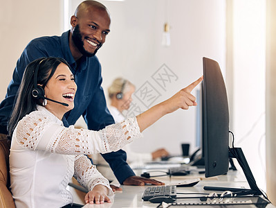 识别和解决客户需求 两个呼叫中心代理在办公室的计算机上一起工作的镜头图片