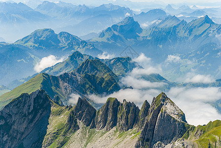 瑞士缆车顶峰阳光自由日光游客轻轨天线山坡场景图片