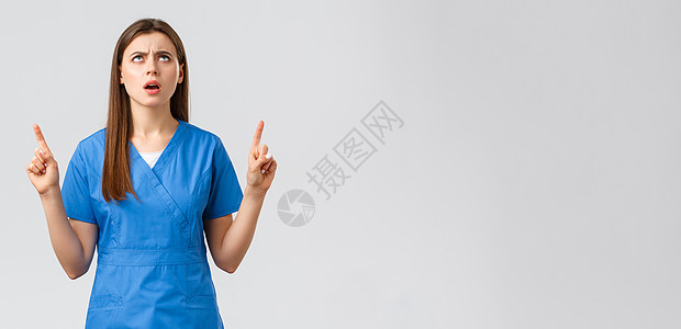 医护人员 预防病毒 保险和医学概念 失望而愤怒的女护士 穿蓝色磨砂膏的医生 向上抱怨横幅 指指点点 皱眉不安学院实验室医师感染医图片