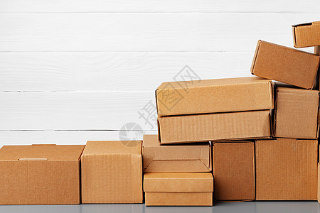 一组纸板箱 以白色木壁为挡板空白办公室纸板包装小样仓库团体木头纸盒店铺图片